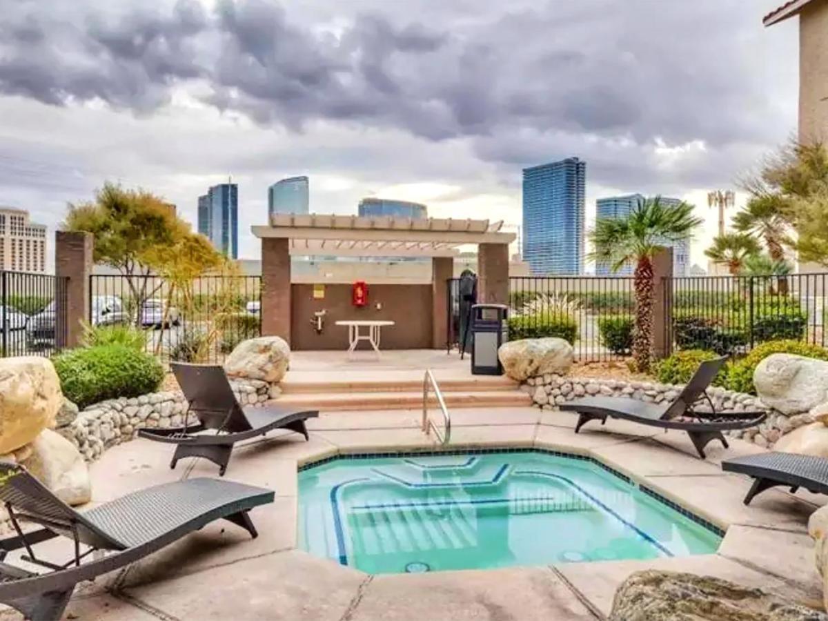 Appartement Upgraded & Stylish, Pool, Hot Tub, Walk To Strip! à Las Vegas Extérieur photo